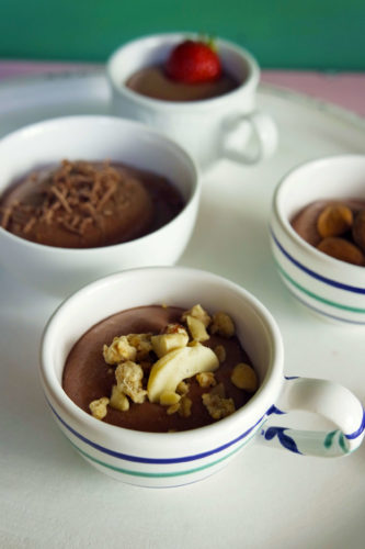 vegane schokomousse in mini schüsseln angerichtet