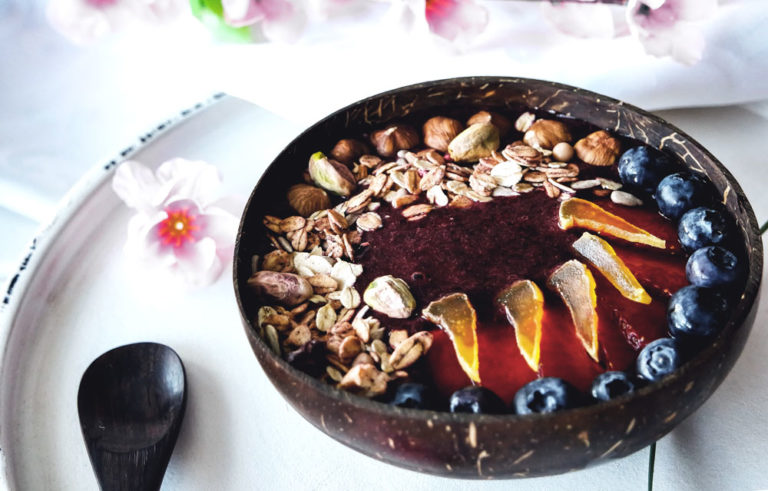 smoothiebowl-blaubeer-quer-web-3