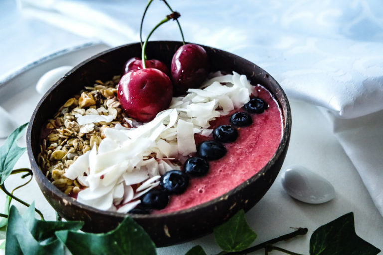 smoothiebowl-erdbeer-kirsch-quer-web-2