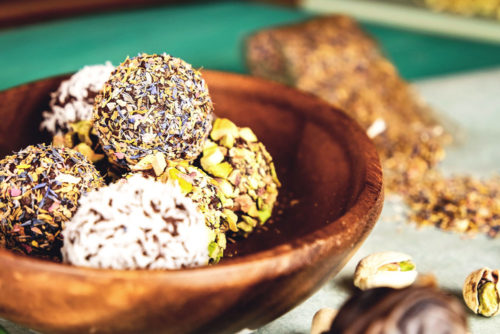 Schokobällchen gewälzt in Kokosrapseln