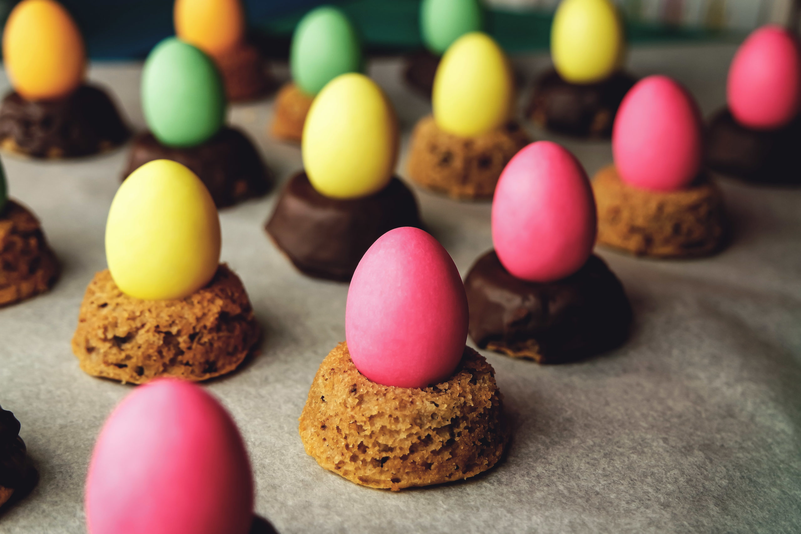 Süße Osternester aus glutenfreien Mini Donuts und Schokoeiern