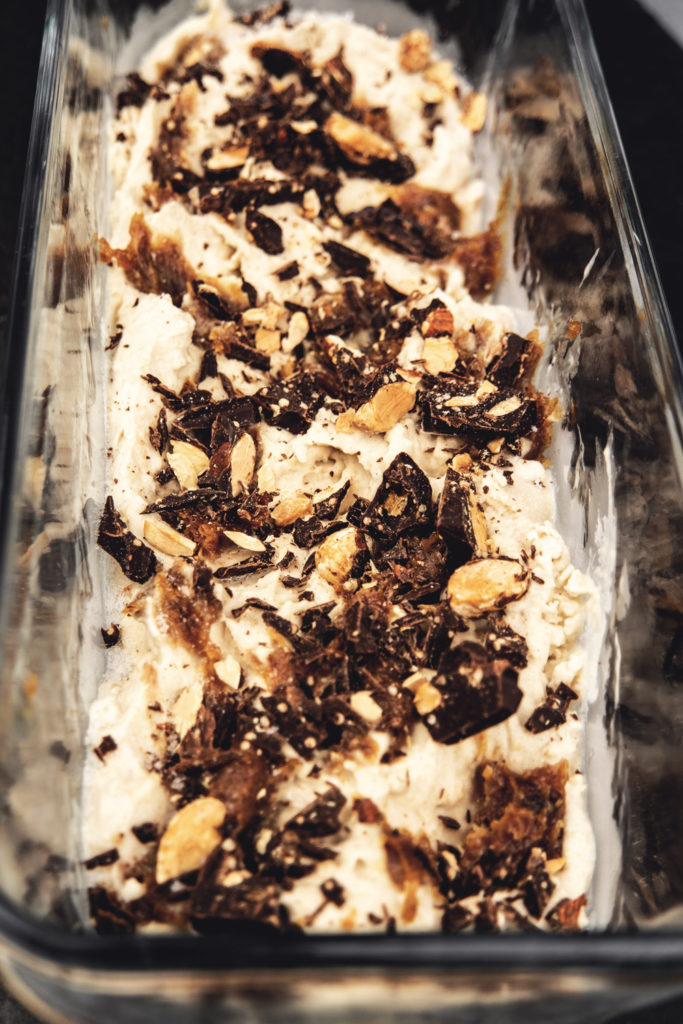 Eis selber herstellen: Veganes Vanille Eis mit Dattel-Karamell | Kathikocht