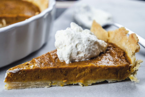 Pumpkin-Pie-mit-Sahne-Stück