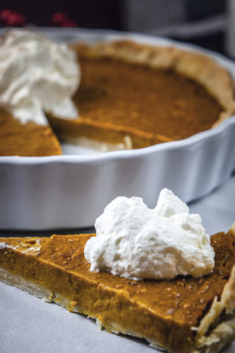 Pumpkin-Pie-mit-Sahne-Stück