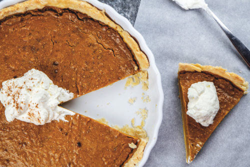 Pumpkin-Pie-mit-Sahne-angeschnitten