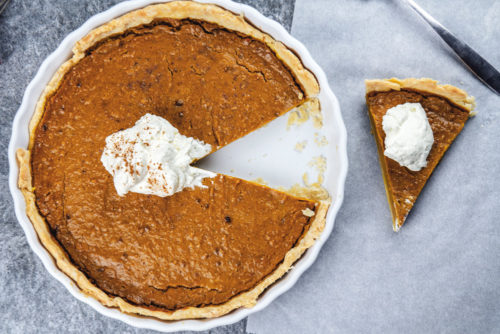 Pumpkin-Pie-mit-Sahne-angeschnitten