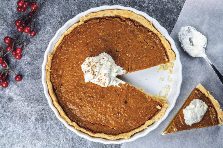 Pumpkin-Pie-mit-Sahne-angeschnitten