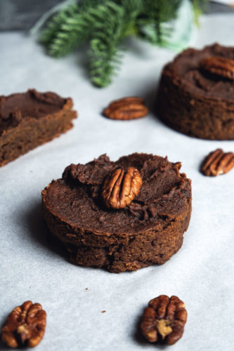 Dattelbrownie mit Pekannüssen