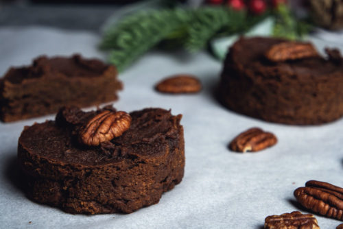 Dattelbrownie mit Pekannüssen