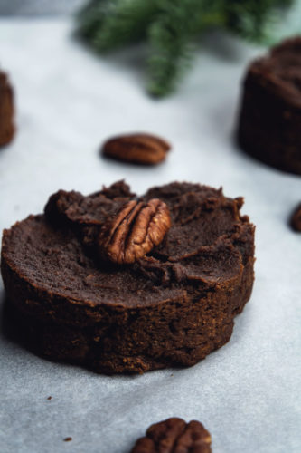 Dattelbrownie mit Pekannüssen
