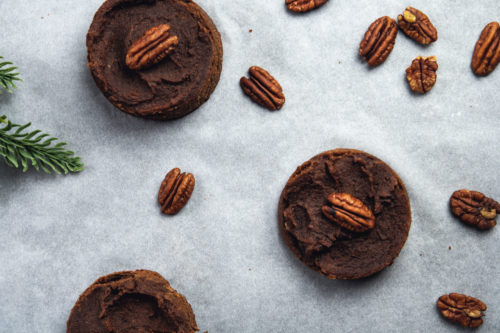 Dattelbrownie mit Pekannüssen
