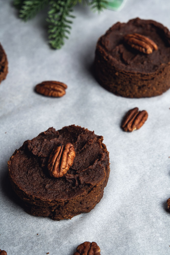 Dattelbrownie mit Pekannüssen