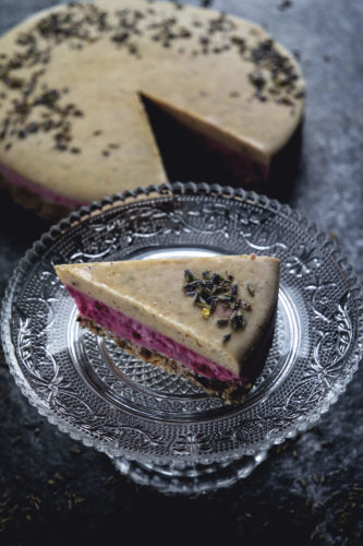Roh veganer Himbeer-Lavendelkuchen