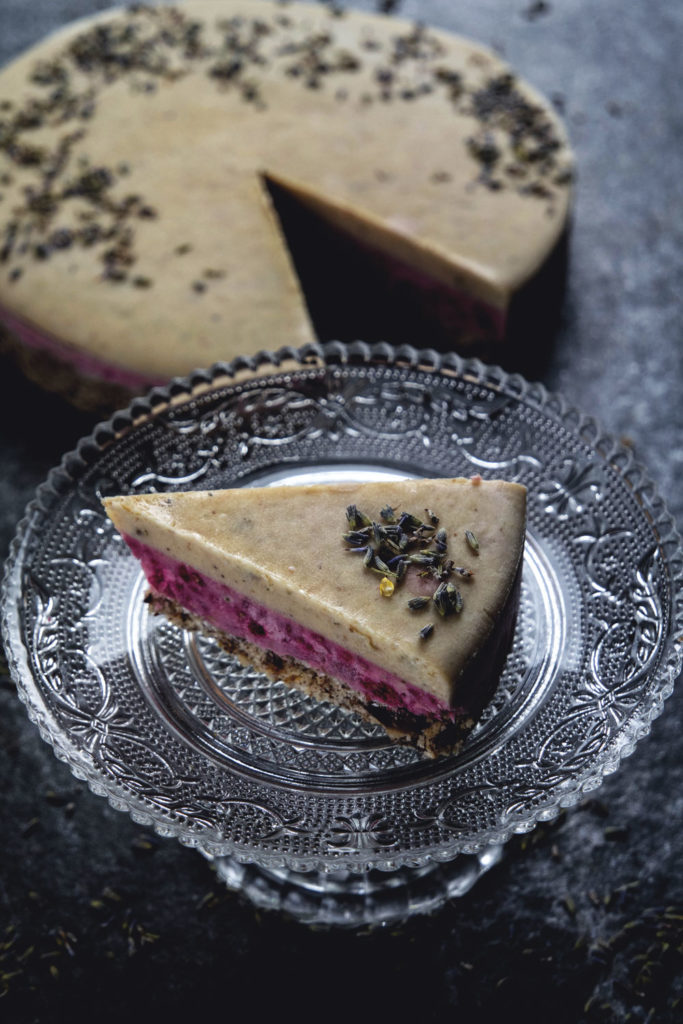Roh veganer Himbeer-Lavendelkuchen
