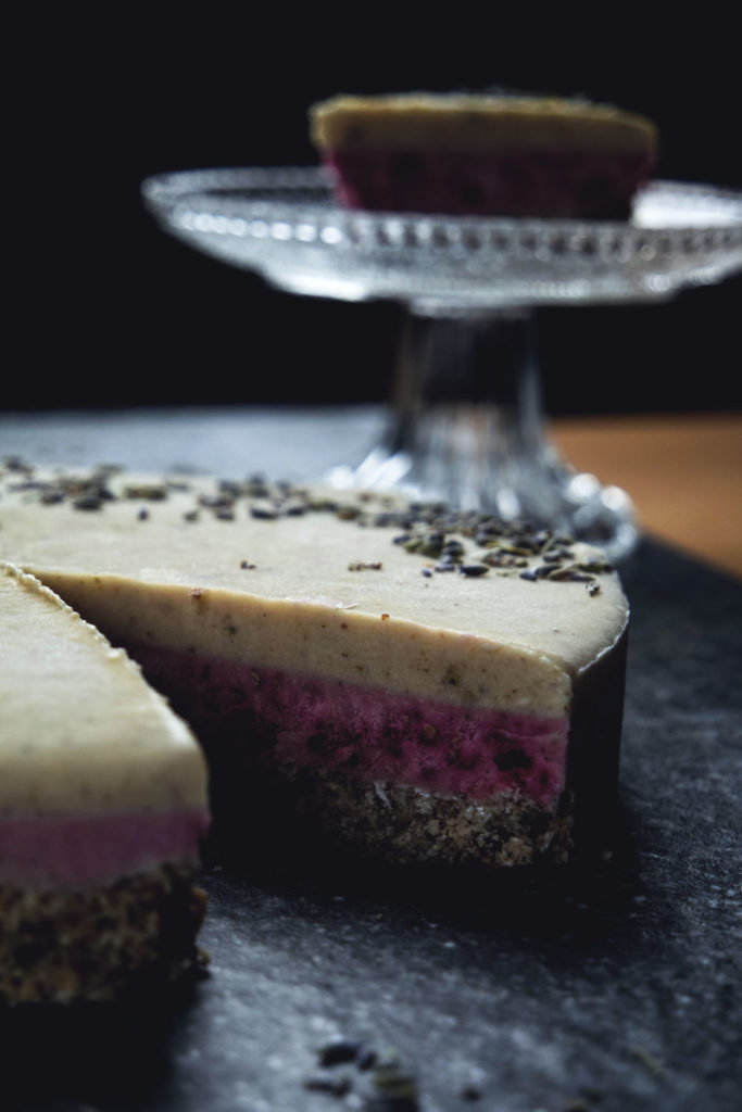 Roh veganer Himbeer-Lavendelkuchen