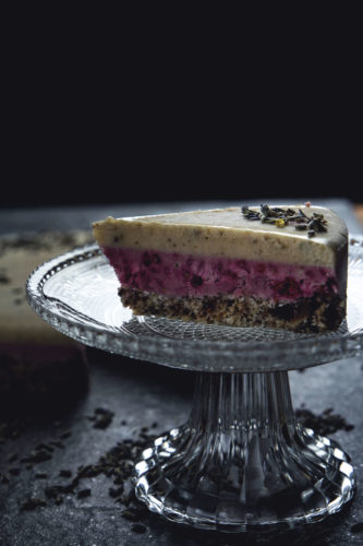 Roh veganer Himbeer-Lavendelkuchen