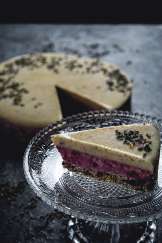 Roh veganer Himbeer-Lavendelkuchen