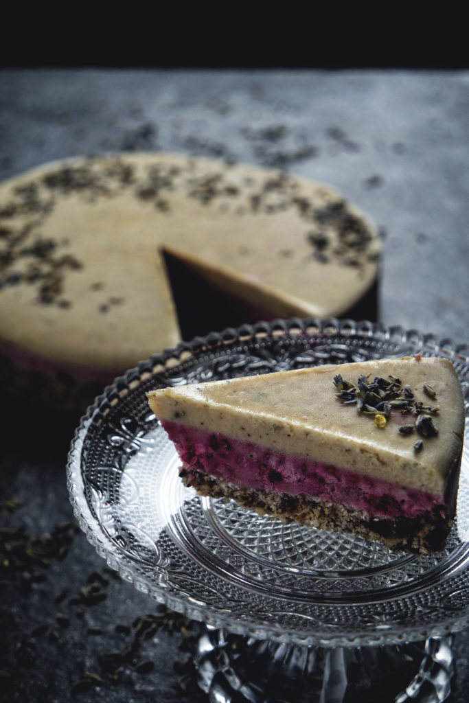 Roh veganer Himbeer-Lavendelkuchen