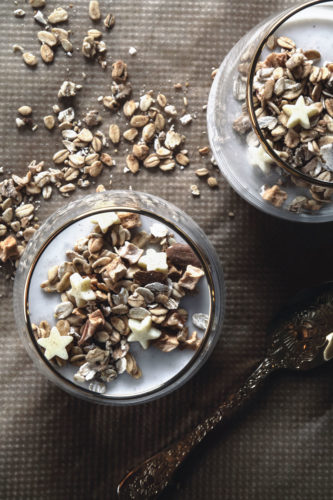 Lebkuchen Marzipan Panna Cotta mit Granola Topping im Glas