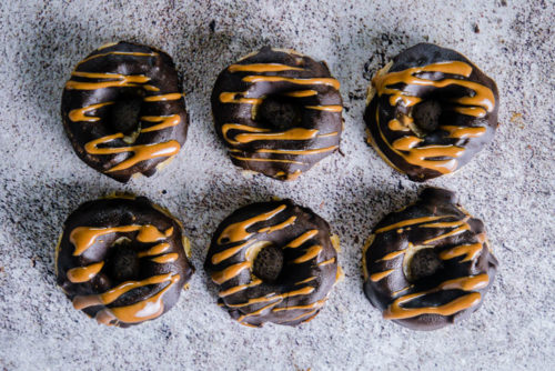 Roh-vegane Mini Donuts mit Schokoladenglasur und Mandelmus