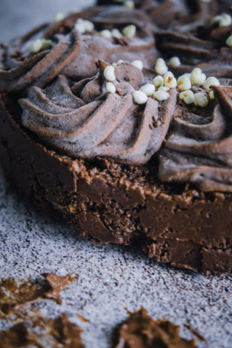 roh veganer Schokokuchen mit Chili, garniert mit Amaranth Pops