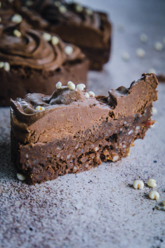 roh veganer Schokokuchen mit Chili, garniert mit Amaranth Pops