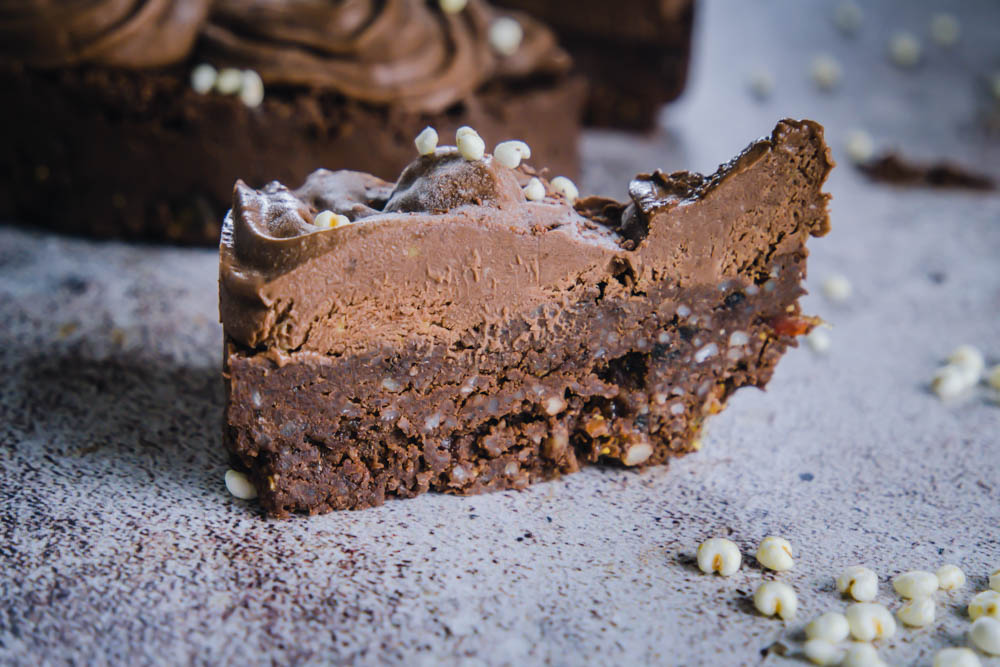 roh veganer Schokokuchen mit Chili, garniert mit Amaranth Pops