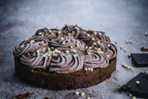 roh veganer Schokokuchen mit Chili, garniert mit Amaranth Pops