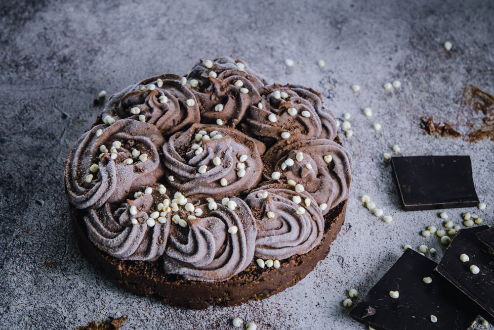 roh veganer Schokokuchen mit Chili, garniert mit Amaranth Pops