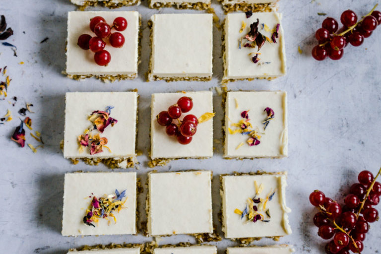 roh vegane lemon bars mit blüten