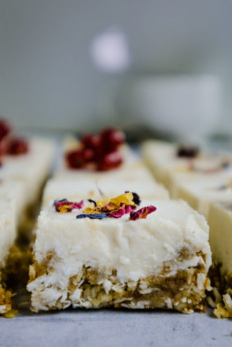 raw lemon bars mit blüten