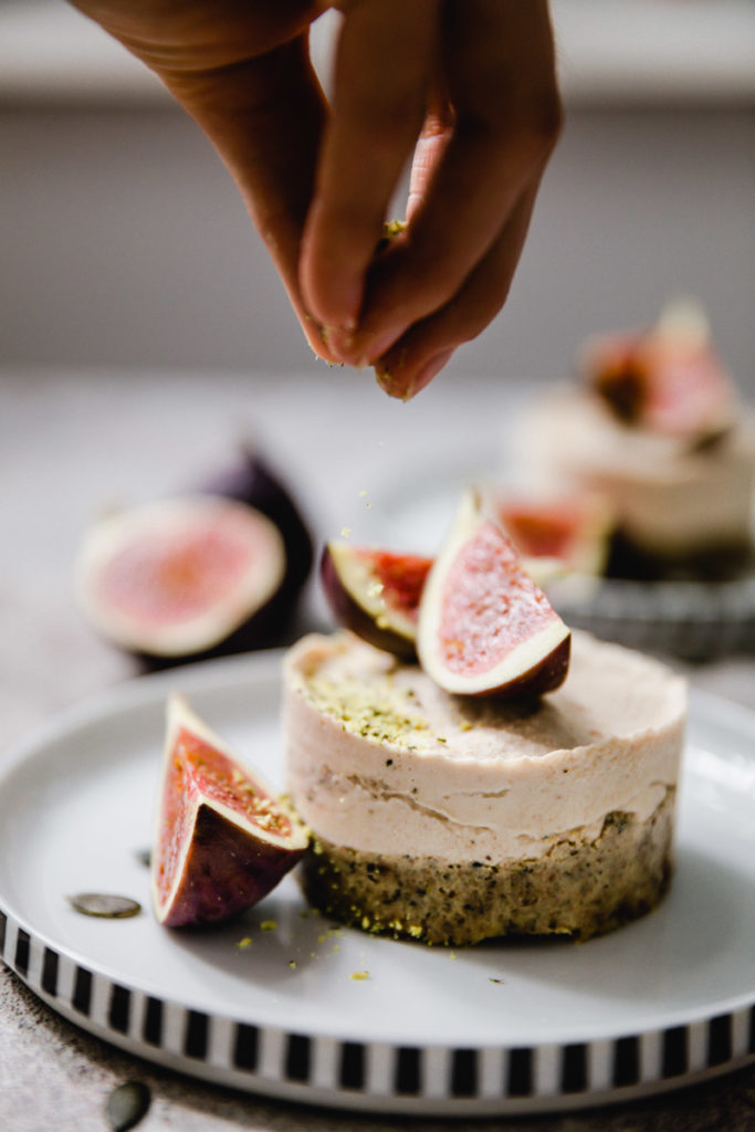 roh-veganer kuchen mit kürbiskernboden und zitronencreme, getoppt mit frischen feigen