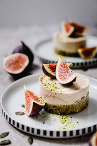 Roh-veganer Feigenkuchen mit Kürbiskernboden und Zitronencreme