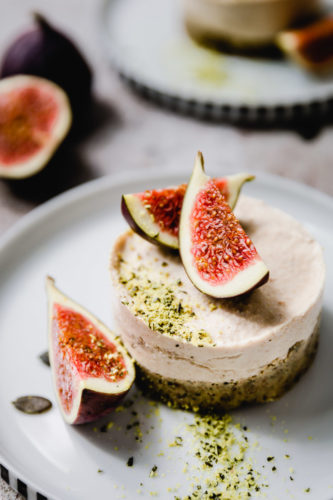 roh-veganer kuchen mit kürbiskernboden und zitronencreme, getoppt mit frischen feigen