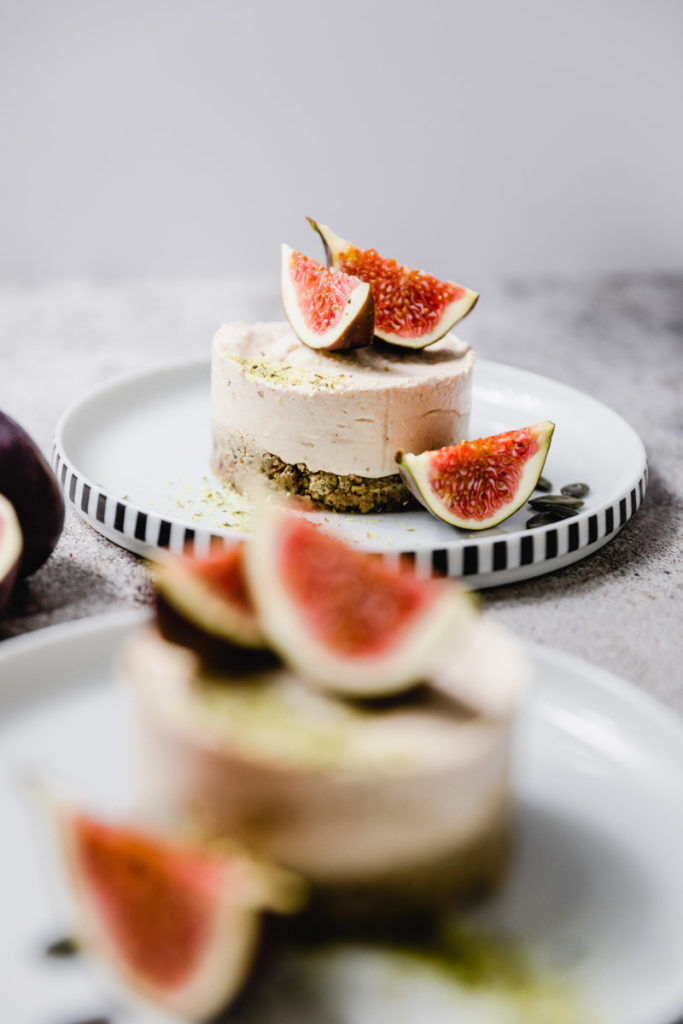 roh-veganer kuchen mit kürbiskernboden und zitronencreme, getoppt mit frischen feigen