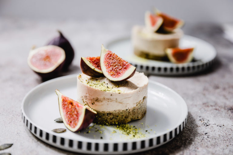 Rohkostkuchen mit Kürbiskernboden, Zitronencreme und frischen Feigen