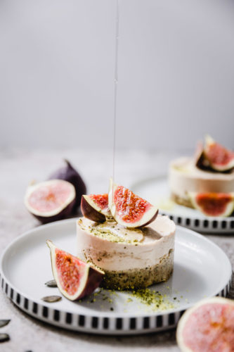 roh-veganer Kuchen mit Zitronencreme, Kürbiskernboden und Feigen