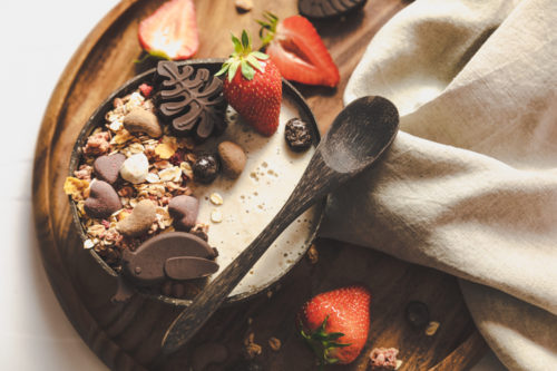 smoothie bowl mit granola erdbeeren und schokolad