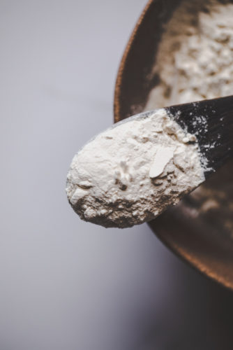 xanthan gum pulver auf einem loeffel