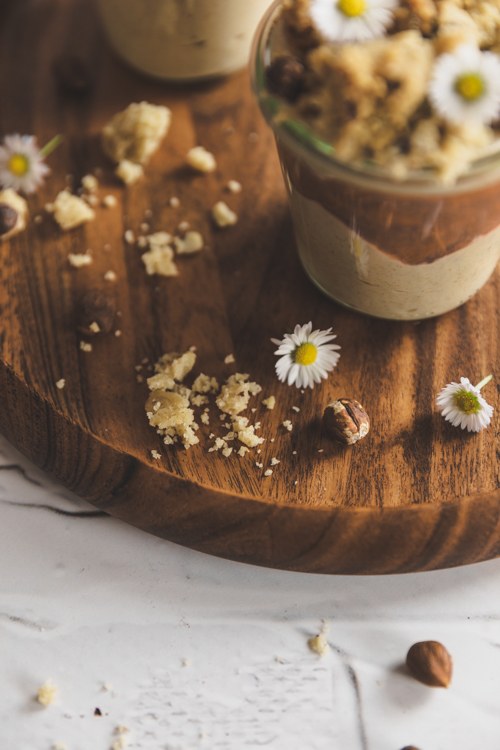 schichtdessert-mit-streusel-und-gänseblümchen