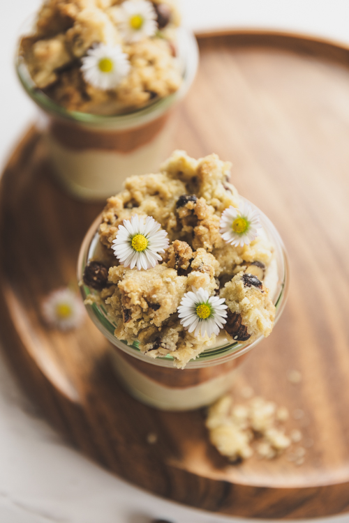 schichtdessert-mit-streusel-und-gänseblümchen