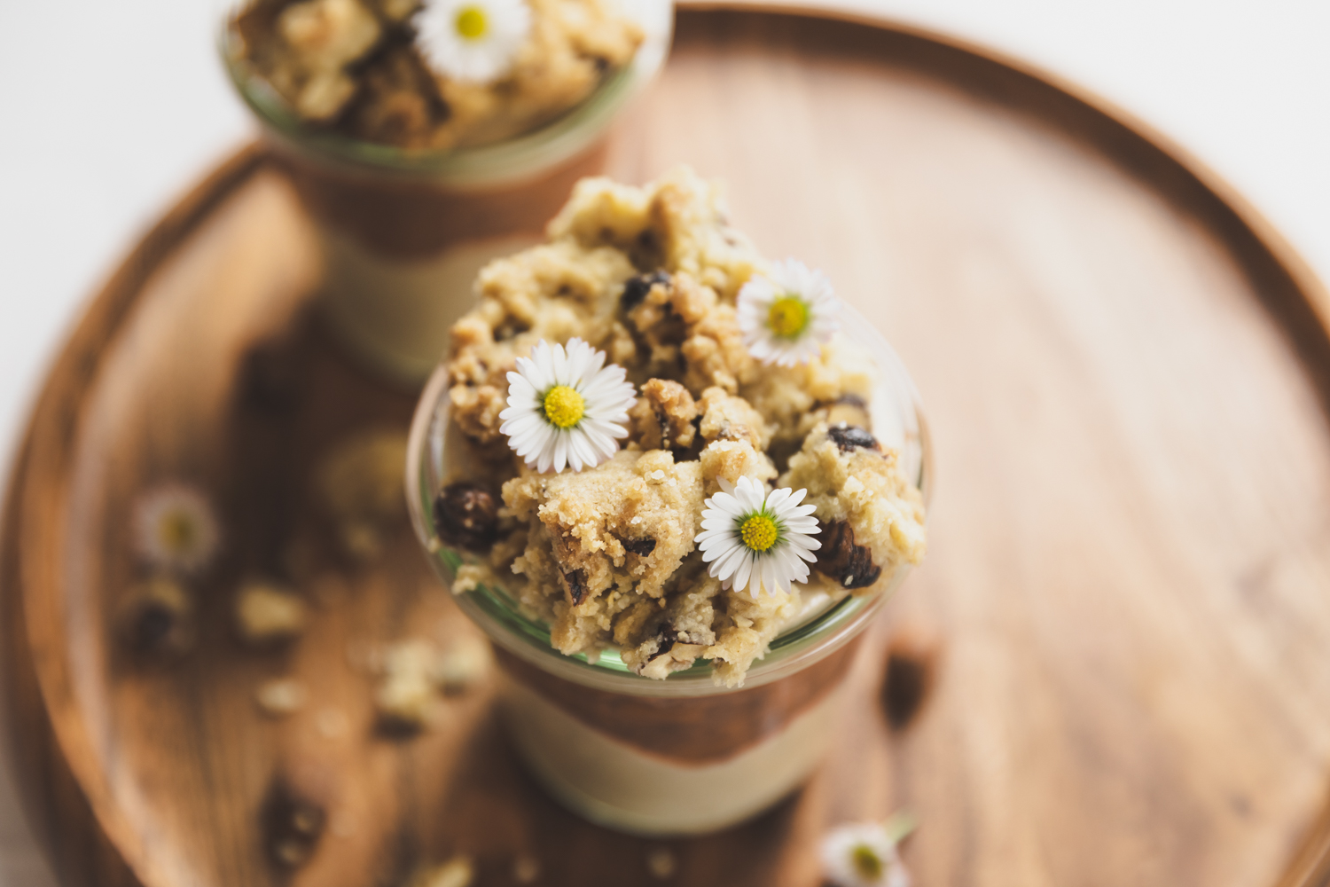 rhabarberkompott-im-glas-mit-streusel-und-gänseblümchen