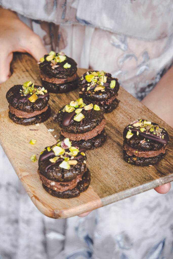 roh vegane cookie sandwiches auf tablett