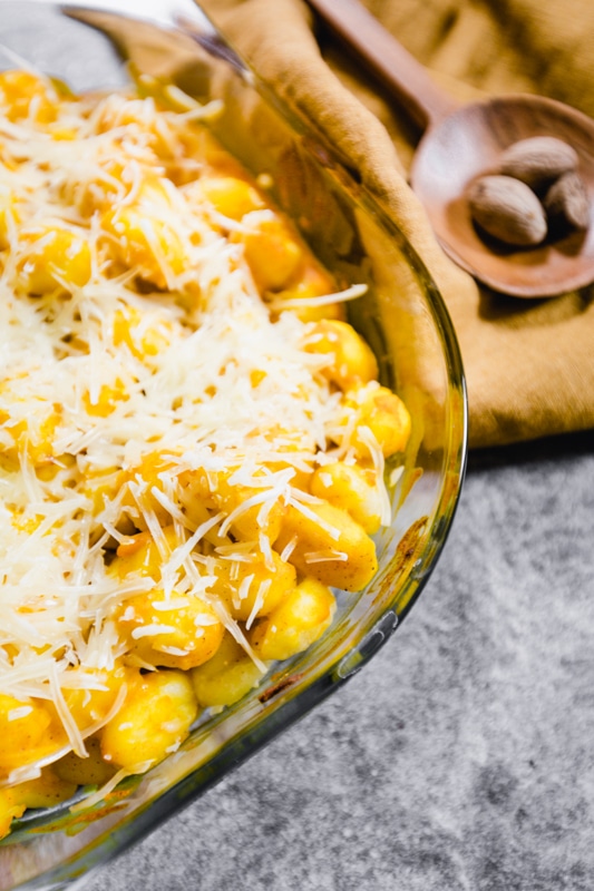 Veganer Kürbis Gnocchi Auflauf mit Käse