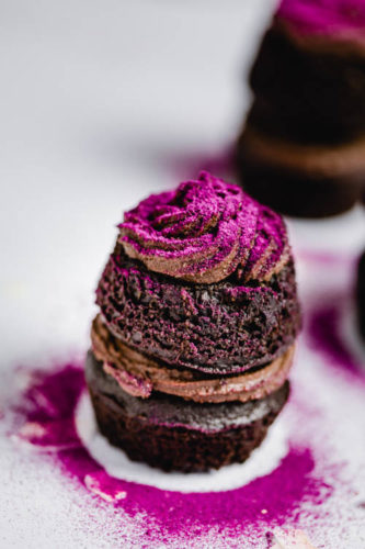 vegane schokoladen cupcakes mit tonka bohnen creme und pinkem pitaya pulver