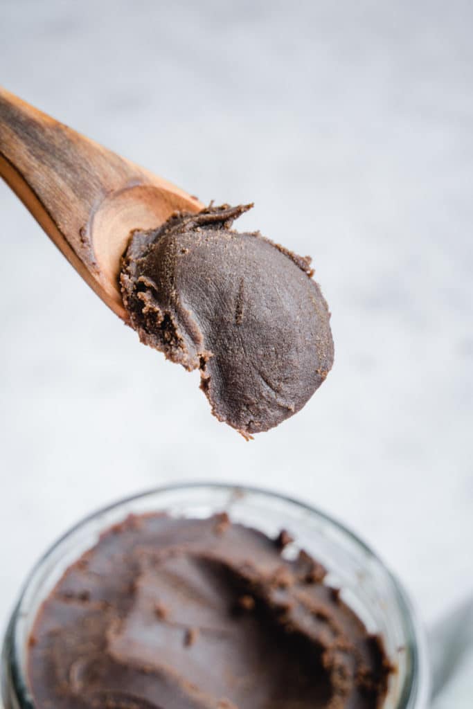 fudgy rohveganer brownie teig aus haselnüssen