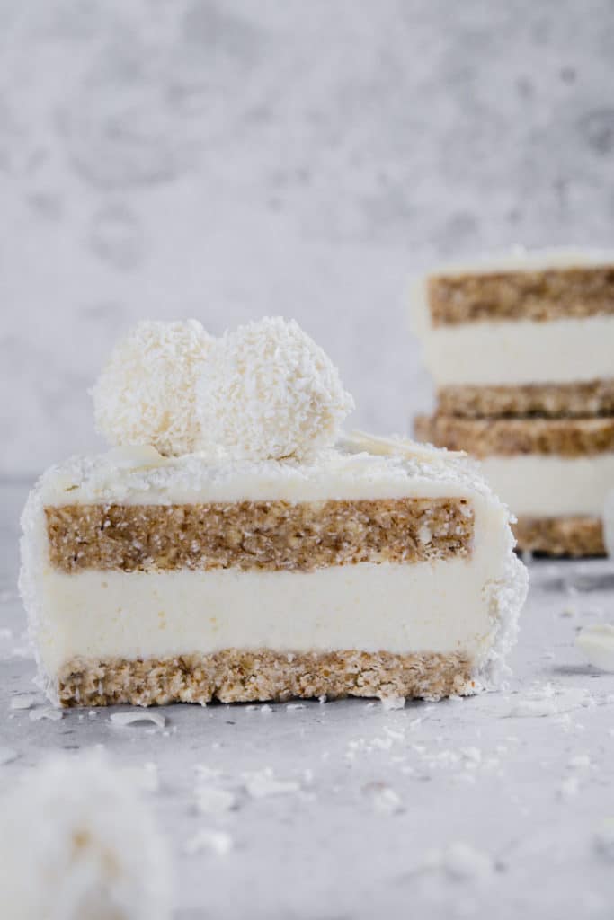 rohveganer raffaello kuchen mit raffaello kugeln