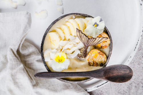 tropical smoothie bowl mit gefriergetrocknetem bananenpulver