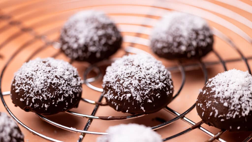 Schoko Marzipan Dattel Bites auf einem Gitter ausgebreitet