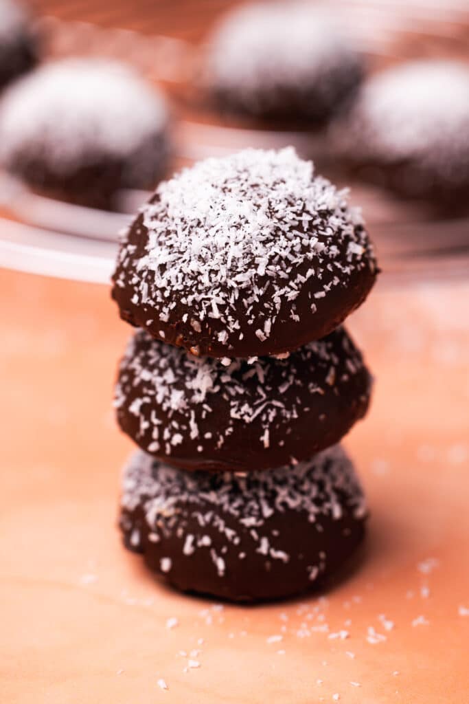 Schoko Marzipan Dattel Bites gestapelt